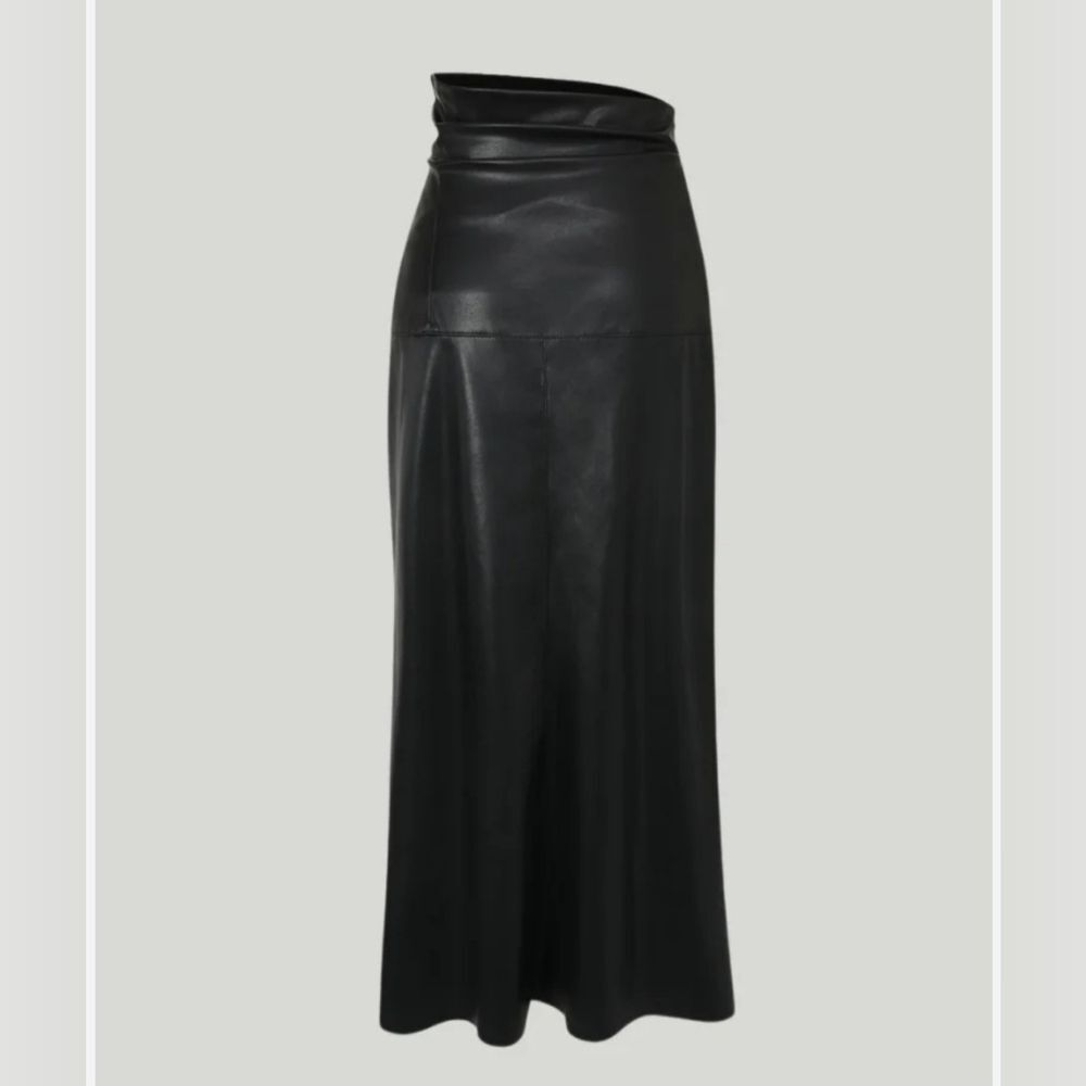 Chic Black Midi Skirt - Picture 2 of 13